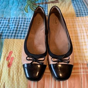 Clarks Artisan beige/black flat shoe size 8.5
